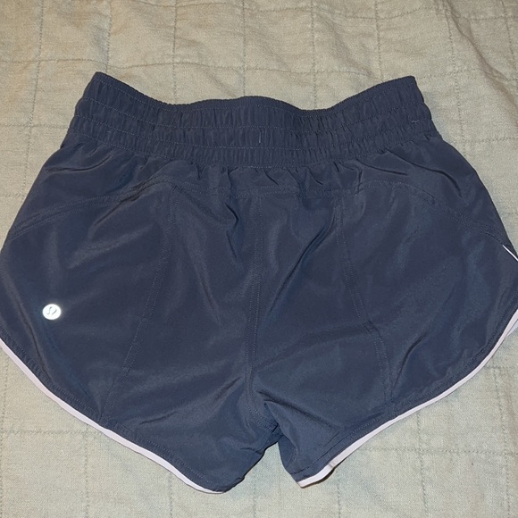 Reversible lululemon shorts - size 4 - Picture 3 of 4